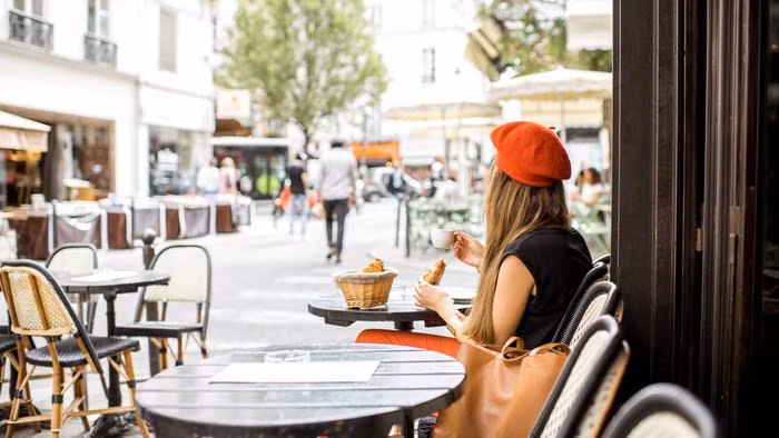 Điều này không có nghĩa là bạn trở nên keo kiệt, mà là tập trung chi trả những chi phí cơ bản.
