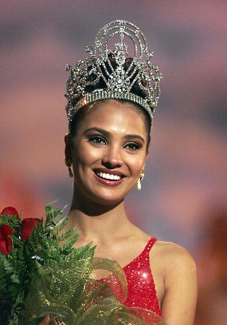 Lara Dutta rơi nước mắt hạnh phúc khi đăng quang Miss Universe 2000. Lara Dutta rơi nước mắt hạnh phúc khi đăng quang Miss Universe 2000.
