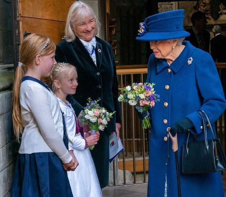 Nữ hoàng thay đổi luật kế vị thể hiện bình quyền nam nữ.