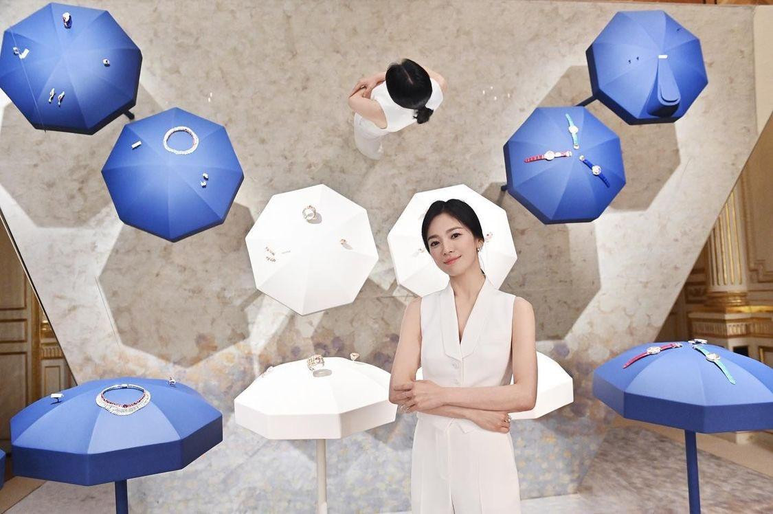 Muốn tăng cảm giác chuyên nghiệp, có uy lực, nên mặc cùng màu từ trên xuống dưới. Muốn tăng cảm giác chuyên nghiệp, có uy lực, nên mặc cùng màu từ trên xuống dưới.