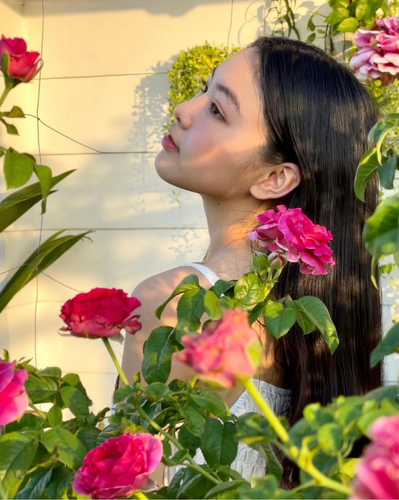 Tạo dáng và chọn bối cảnh theo tâm trạng, cảm nhận của bản thân hơn là cố tìm những cảnh quá giống nhau trên Instagram.