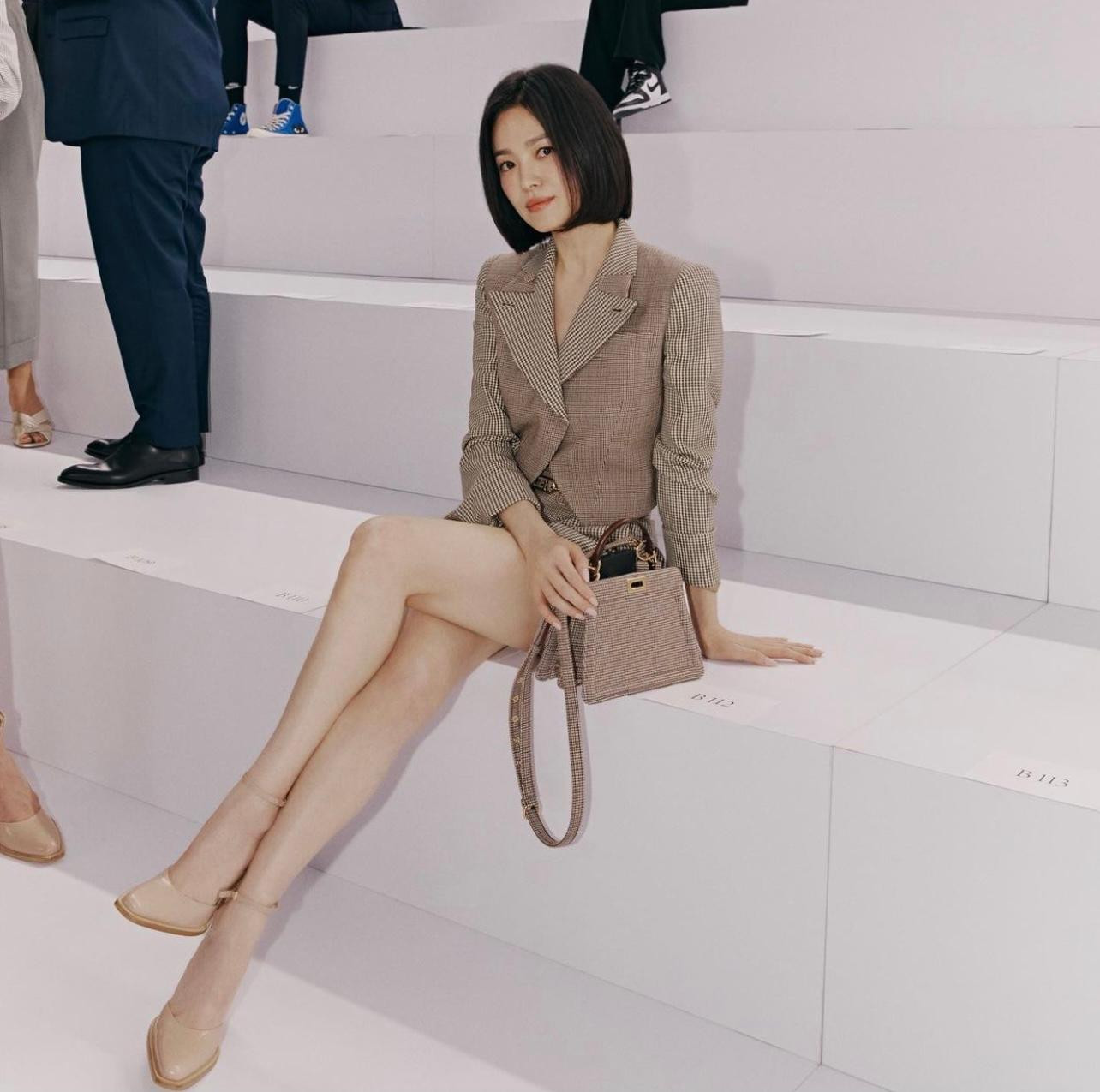 Giày màu nude ngoài tác dụng trông chân dài ra thêm vì ăn gian thị giác tiệp màu da, mà còn hợp tông với túi và nguyên set áo sẽ khiến nữ chủ nhân vô cùng sang trọng.