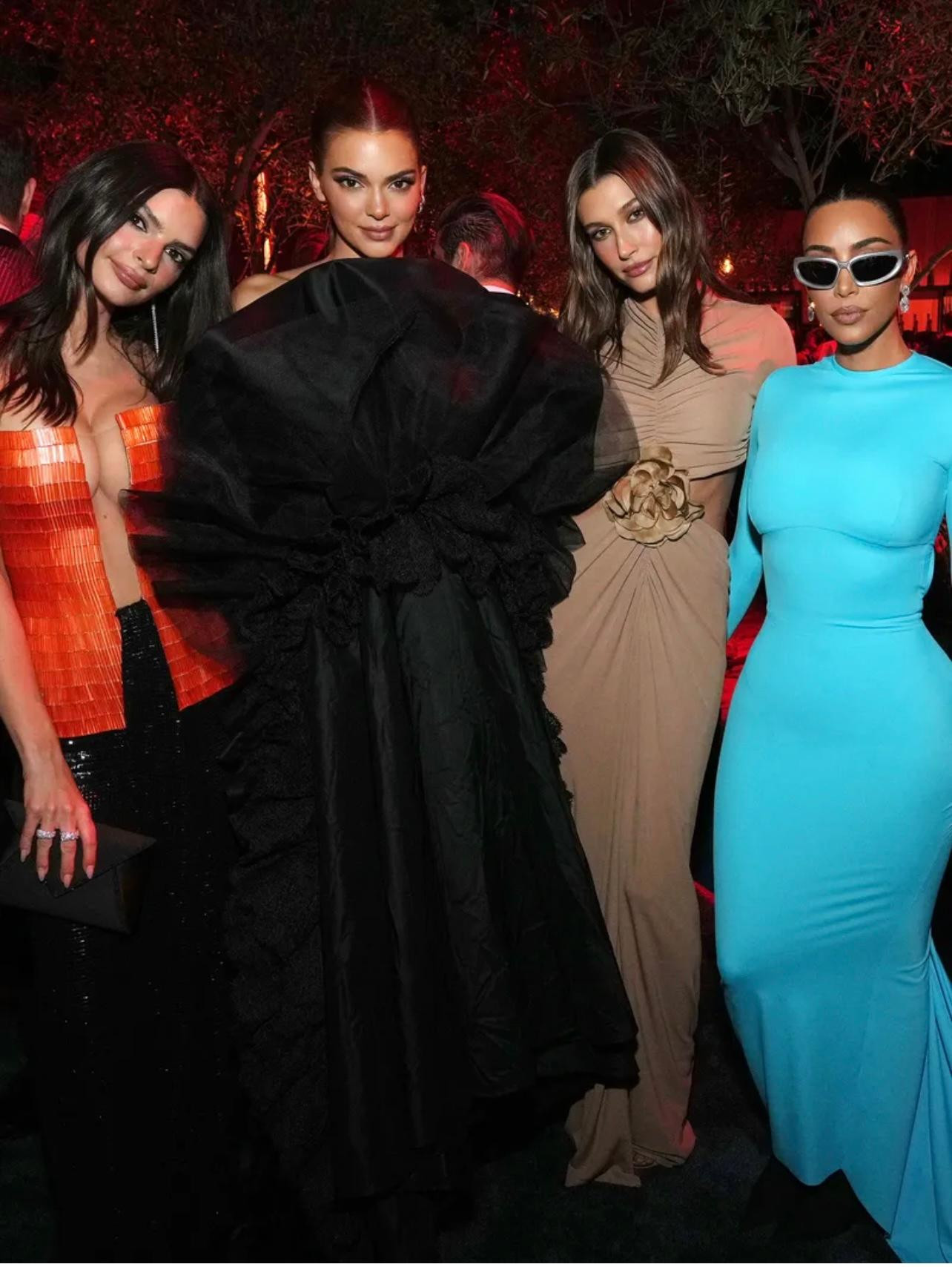 Hội chị em tiệc tùng là đấu trường cho cuộc chiến váy áo giữa các nhà mốt. Hội chị em tiệc tùng là đấu trường cho cuộc chiến váy áo giữa các nhà mốt.