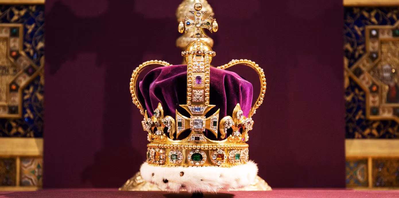 Vương miện của Vua Edward I được trao cho Nữ hoàng Elizabeth II.