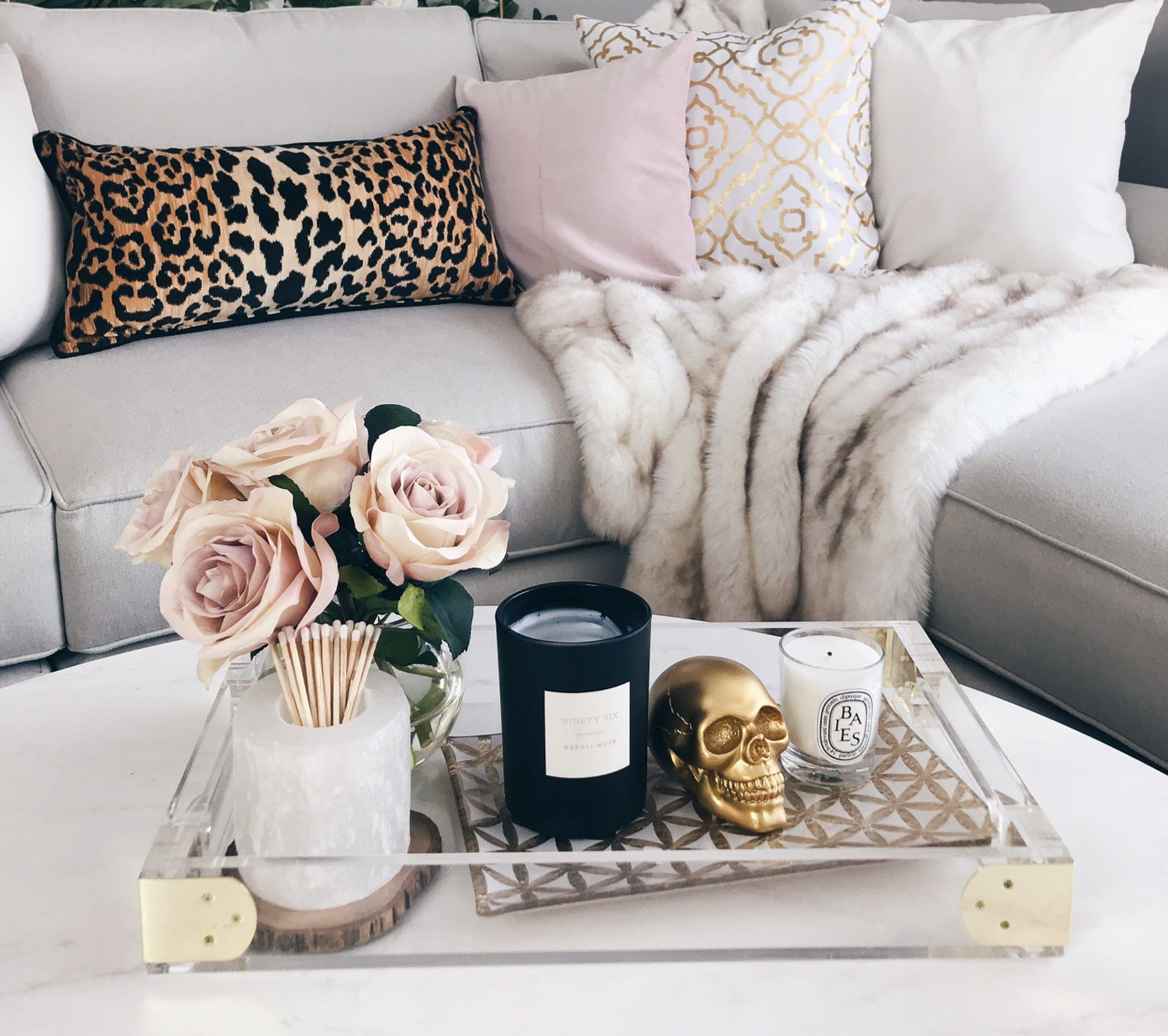 Chiếc khay sẽ tạo hiệu ứng như chiếc bàn mini trên mặt bàn.