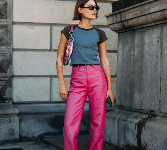 Màu hồng Barbie vẫn giữ hoài phong độ từ đầu năm đến nay. Màu hồng không chỉ độc quyền cho phong cách nữ tính mà có muôn vàn cách phối đồ ngầu.