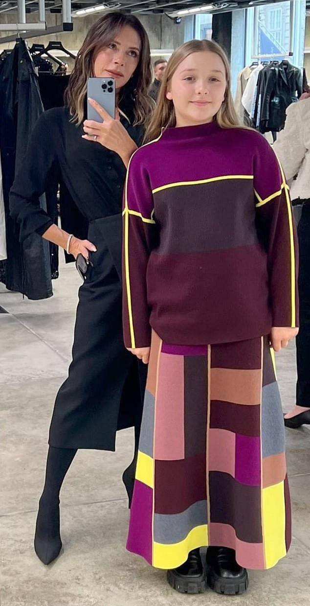 Harper mặc thiết kế của hiệu Victoria Beckham.