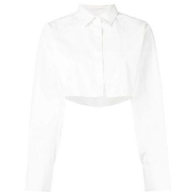 Tiệc trang trọng thì chọn sơ mi crop tay dài, cổ tiêu chuẩn.