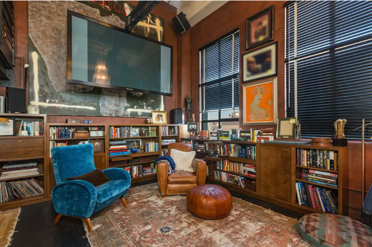 Thư viện riêng với màn hình được thiết kế kiểu rạp phim nhỏ cổ điển.