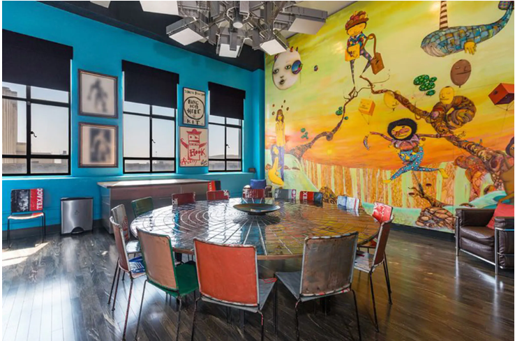 Phòng ăn có một bức tranh vẽ tường đầy màu sắc của nghệ sĩ đường phố nổi tiếng người Brazil Osgemeo.