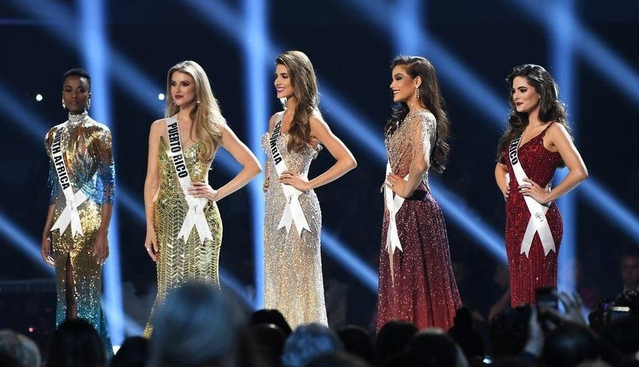 Câu hỏi cho 5 ứng viên cuối cùng là on stage question, trước đó sẽ có rất nhiều câu hỏi off stage question cho các thí sinh. Câu hỏi cho 5 ứng viên cuối cùng là on stage question, trước đó sẽ có rất nhiều câu hỏi off stage question cho các thí sinh.