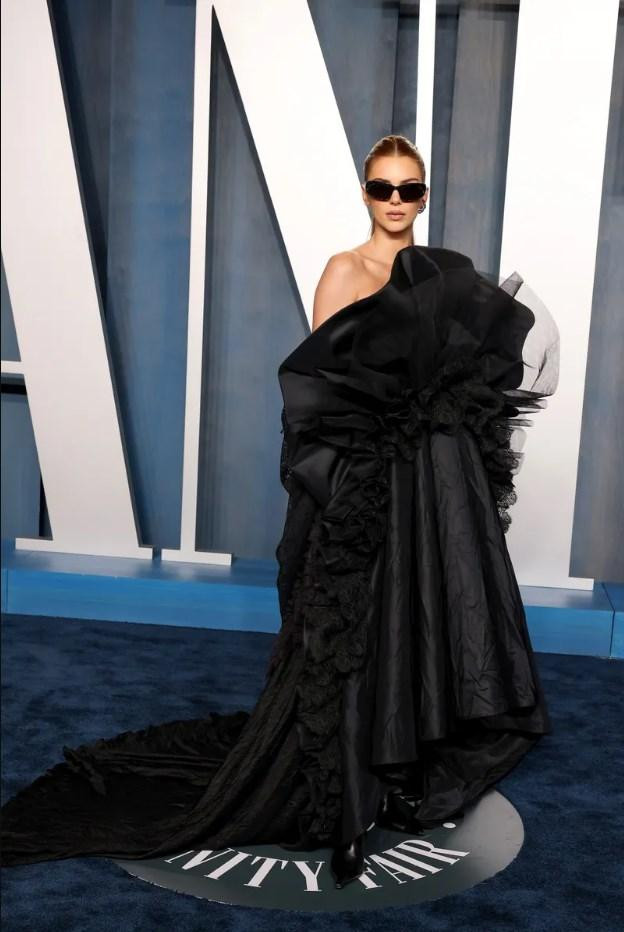 Quả kính đen tạo điểm nhấn thú vị cho sự xuất hiện của Kendal. Quả kính đen tạo điểm nhấn thú vị cho sự xuất hiện của Kendal.