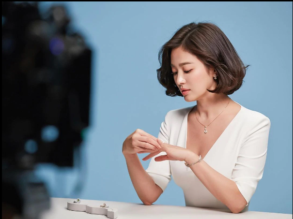 Chiến dịch quảng bá của trang sức cao cấp Chaumet rất thành công. Chiến dịch quảng bá của trang sức cao cấp Chaumet rất thành công.