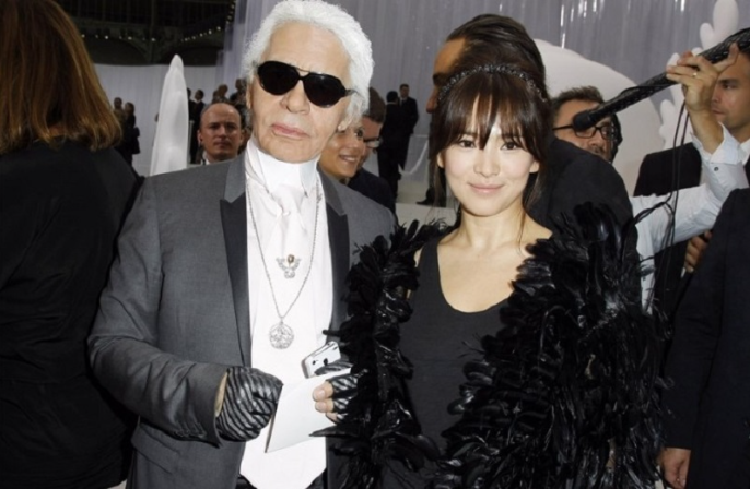 Song Hye Kyo từng là nàng thơ mà NTK Karl Lagerfeld yêu thích. Song Hye Kyo từng là nàng thơ mà NTK Karl Lagerfeld yêu thích.