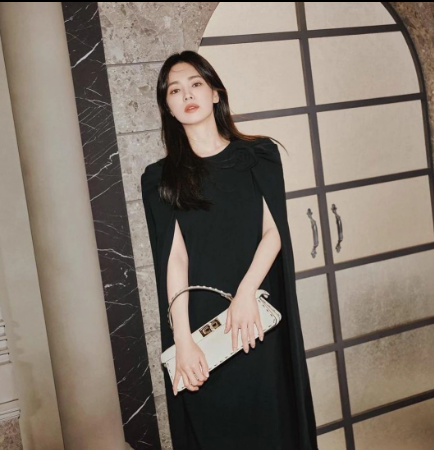 Cô chọn con đường phát triển bền vững hơn là thu hút sự chú ý nhất thời. Cô chọn con đường phát triển bền vững hơn là thu hút sự chú ý nhất thời.