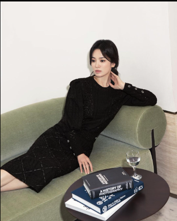 Cô thích những chiếc váy thời trang ôm dáng nhẹ nhàng và dài qua gối. Cô thích những chiếc váy thời trang ôm dáng nhẹ nhàng và dài qua gối.