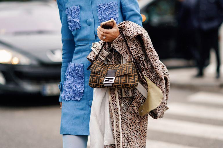 Họa tiết Double F của Fendi hot lên cùng làn sóng họa tiết monogram truyền thống. Họa tiết Double F của Fendi hot lên cùng làn sóng họa tiết monogram truyền thống.