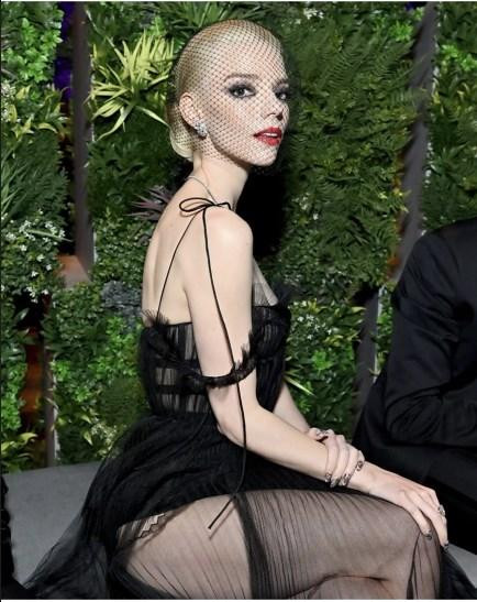 Ngôi sao "The Queen's Gambit" tỏa sáng ở tiệc hậu Oscar. Ngôi sao "The Queen's Gambit" tỏa sáng ở tiệc hậu Oscar.