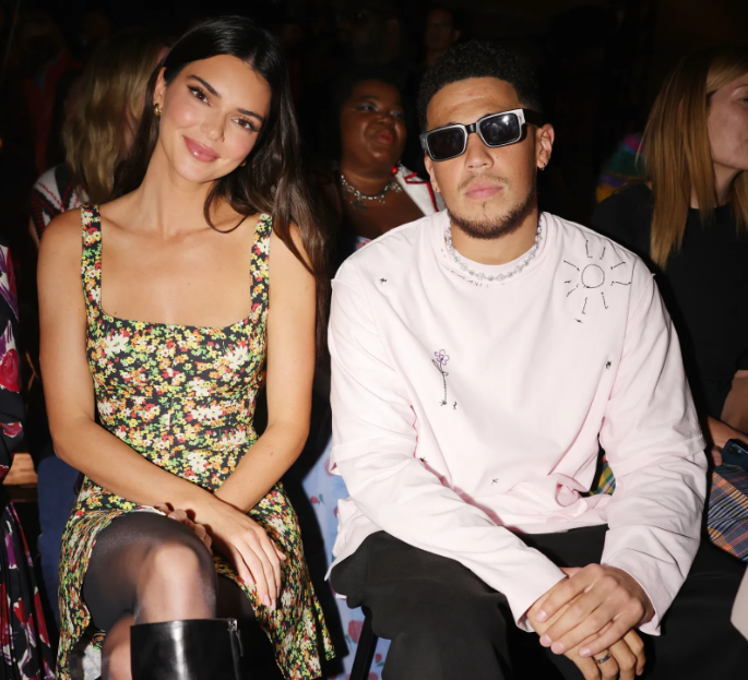 Trên hàng ghế đầu của show diễn thời trang, Kendall mặc một chiếc mini dress hoa hiệu Marni.