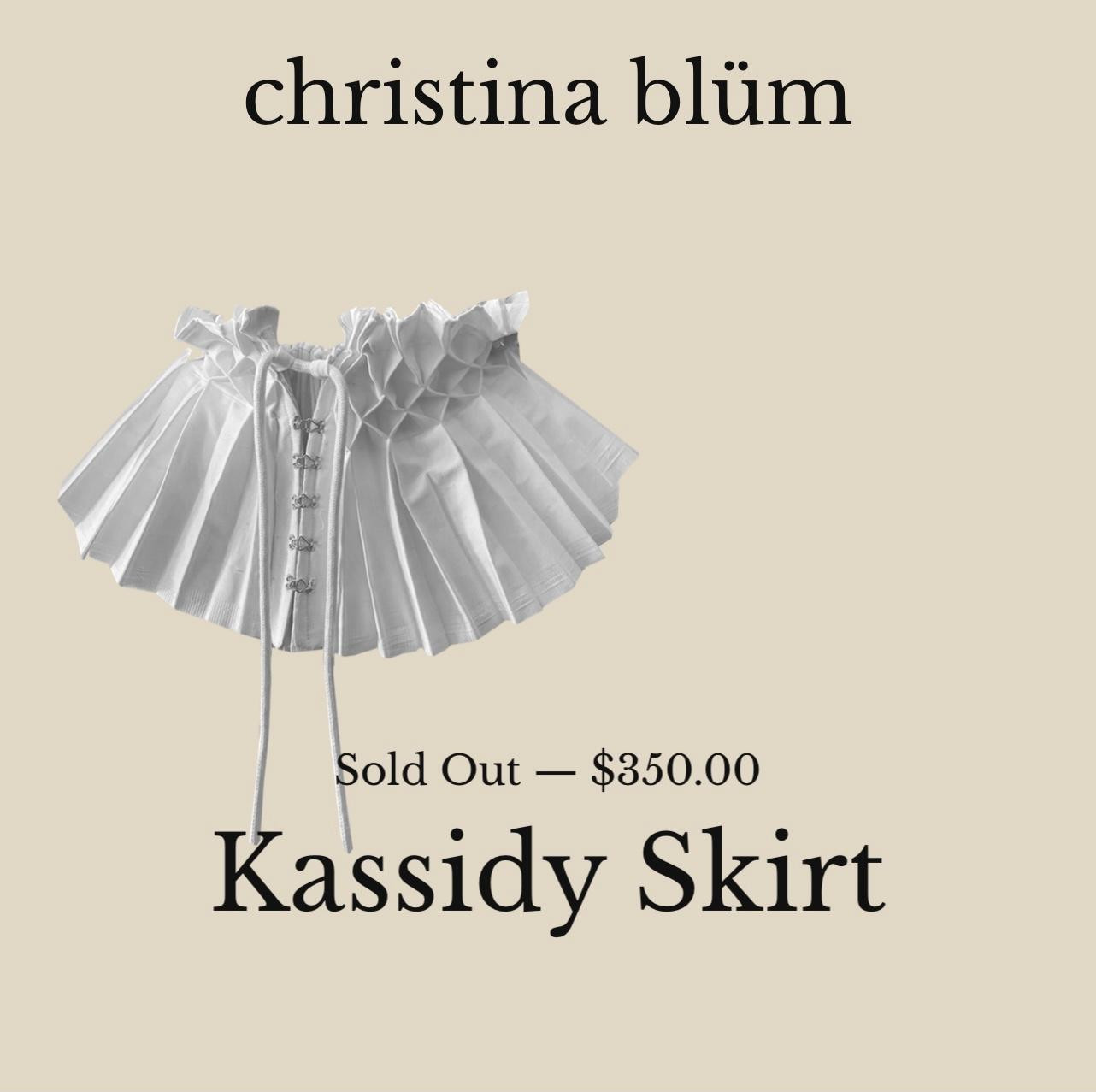 Còn đây là thiết kế váy của Christina Blum. Còn đây là thiết kế váy của Christina Blum.