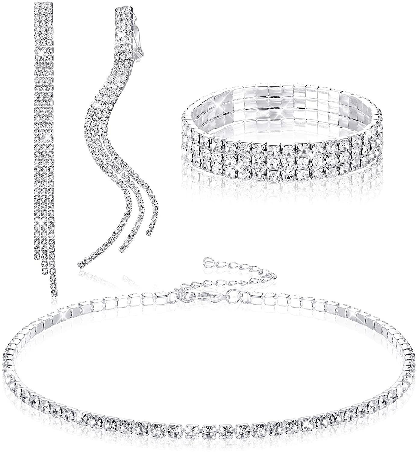 Nên có sẵn set trang sức ánh trắng, vì nó đi với hầu hết trang phục đều hợp.