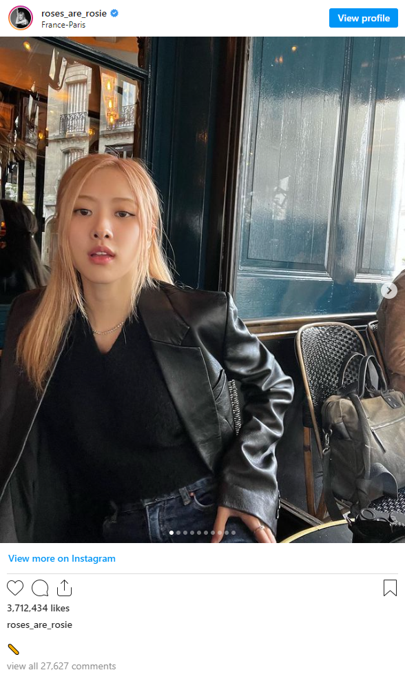 Cùng thời điểm, Rose cũng có mặt ở Paris cho show YSL. Cùng thời điểm, Rose cũng có mặt ở Paris cho show YSL.