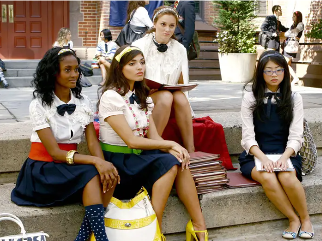 Hình ảnh Blair và nhóm bạn ngồi trên bậc thềm ở Gossip Girl đã trở thành biểu tượng thời trang học đường hiện đại.
