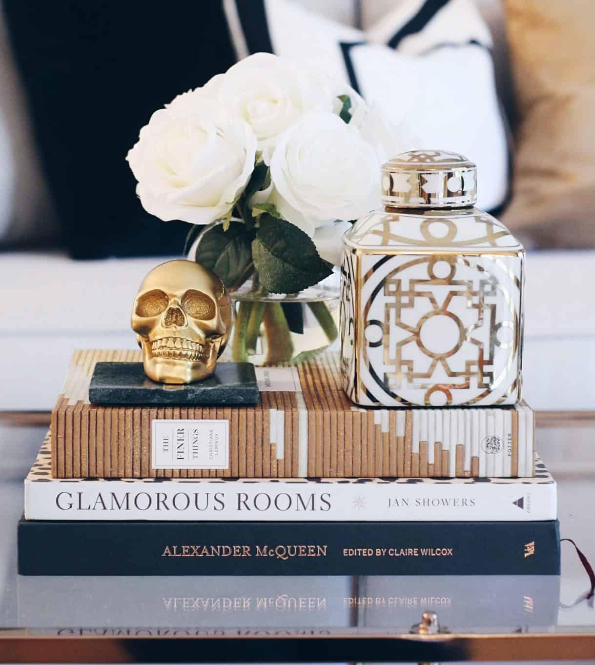 Sách dùng để trang trí phải là sách bìa cứng gáy dày.