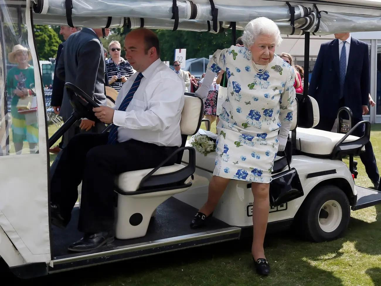 Nữ hoàng thường xuyên sử dụng xe điện sân golf để di chuyển.