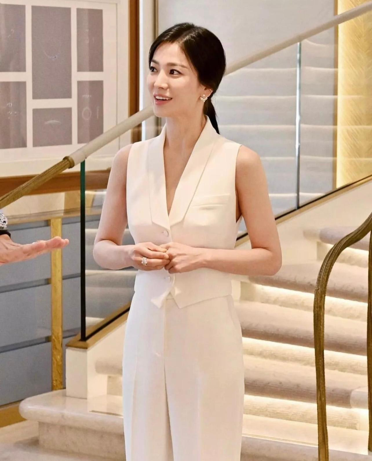 Gilet có 4 đường ben ôm dáng, tôn eo giúp Song Hye Kyo mặc vest suit mà vẫn khoe trọn vẻ nữ tính và không bị cảm giác "bơi trong quần áo". Gilet có 4 đường ben ôm dáng, tôn eo giúp Song Hye Kyo mặc vest suit mà vẫn khoe trọn vẻ nữ tính và không bị cảm giác "bơi trong quần áo".