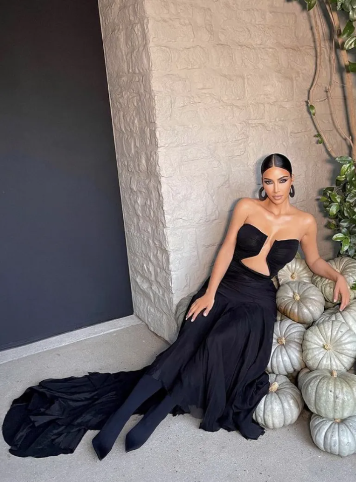 Kim Kardashian chọn đầm đen có cut-out táo bạo. Kim Kardashian chọn đầm đen có cut-out táo bạo.