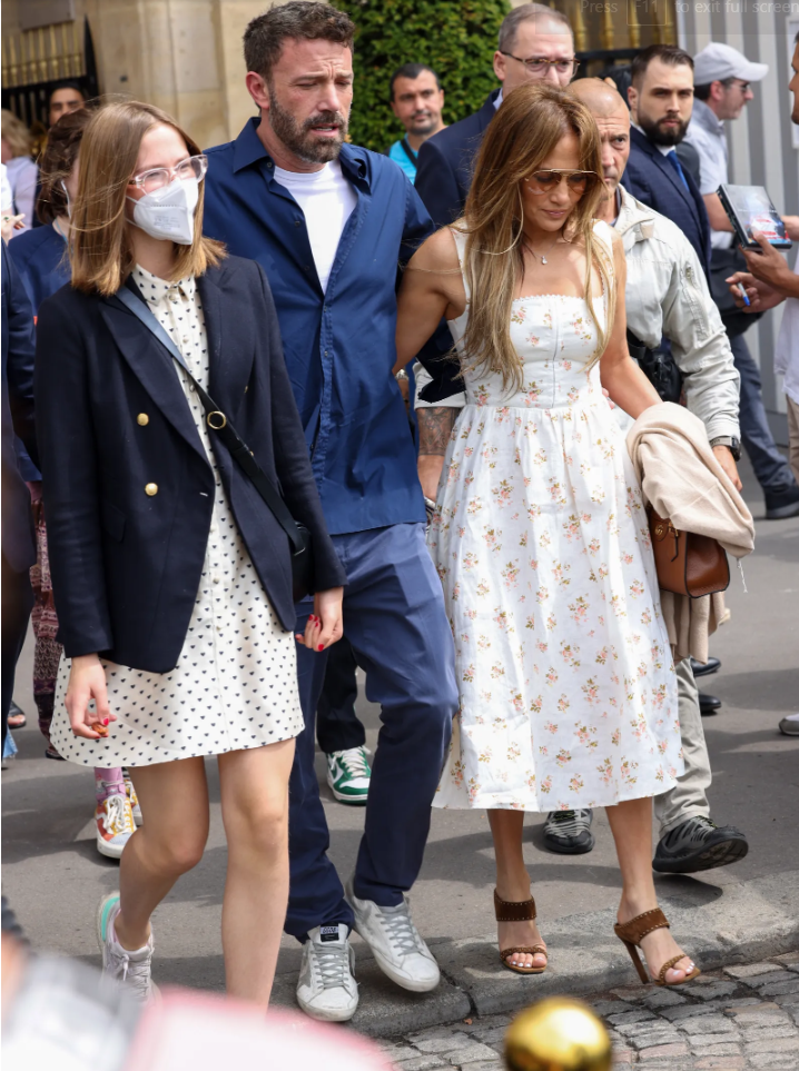 Đầm linen mùa Hè giá 245 đôla rất trang nhã.