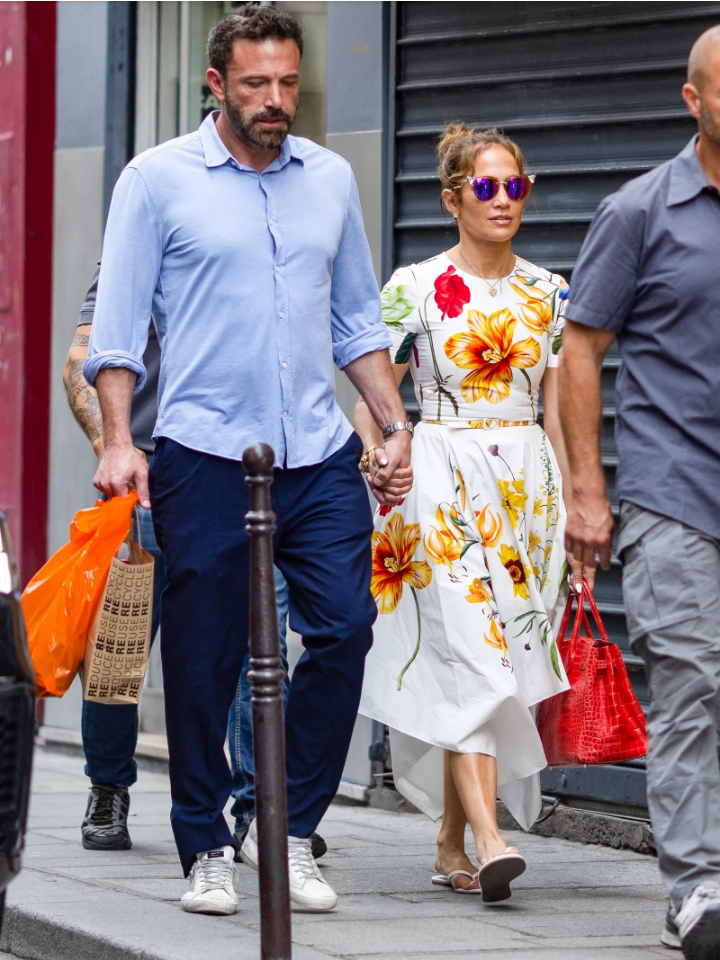 Đầm Oscar de la Renta, túi Hermes Birkin và dép tông 55 đôla!