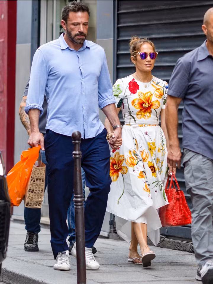 Đầm Oscar de la Renta, túi Hermes Birkin và dép tông 55 đôla!