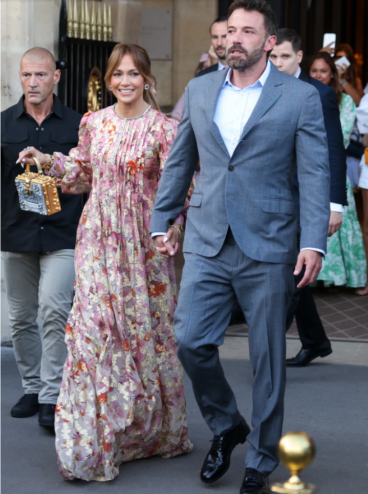 Đây là trang phục "đi mua kem" của cặp đôi còn nóng hơn thời tiết châu Âu lúc này.