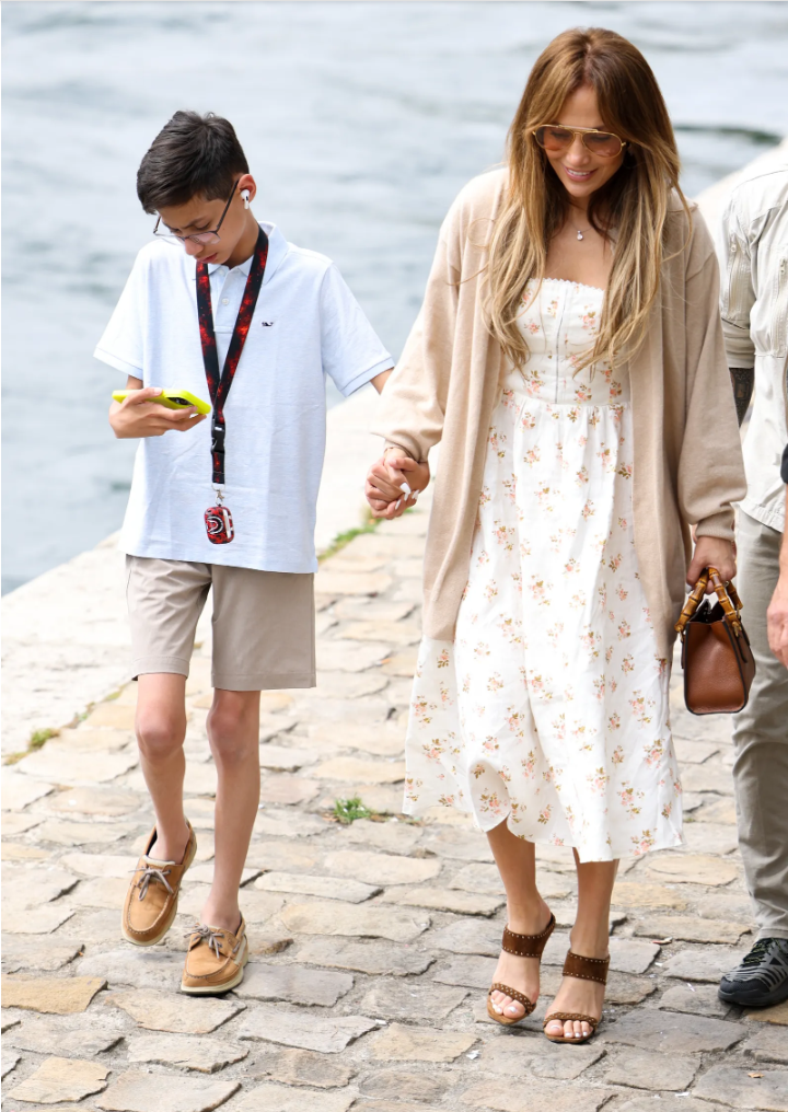 Một chiếc khoác nhẹ phủ lên áo, giày và túi cùng tone nâu JLo đã tài tình biến hóa thành 2 phong cách trong cùng một ngày.