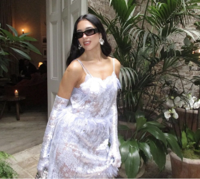 Set dự tiệc cưới rất Y2K của Dua Lipa. Set dự tiệc cưới rất Y2K của Dua Lipa.