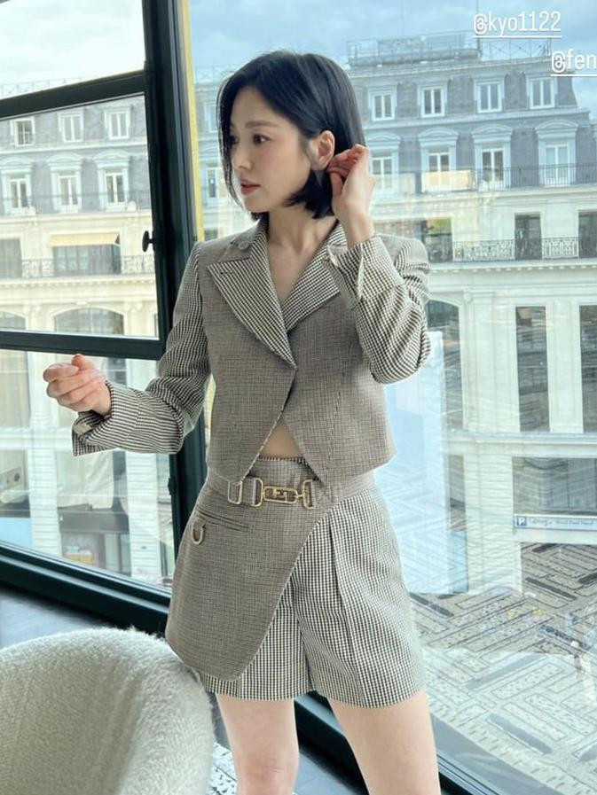 Bộ đồ ở sự kiện chính cũng là cổ áo vest chữ V.