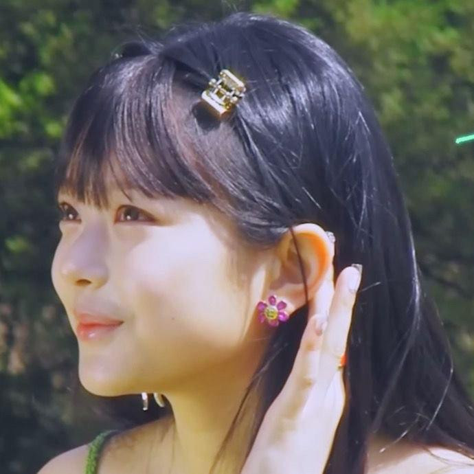 Không khó để chọn hoa tai nhỏ xinh xắn tôn gương mặt.