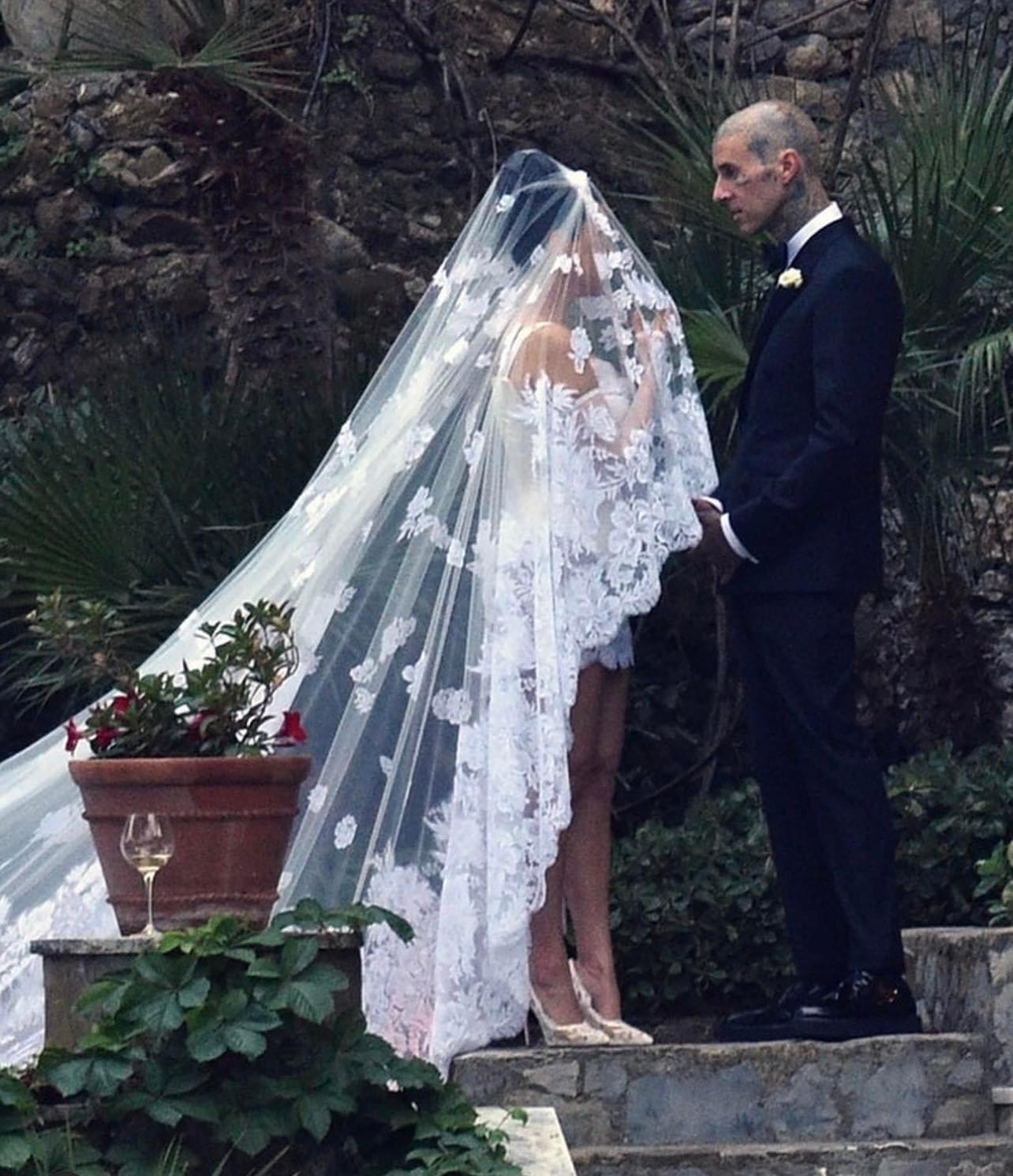 Kourtney Kardashian lần đầu tiên làm đám cưới với tay trống nhóm Blink 182 Travis Barker. Những mối quan hệ trước đó của cô đều không có đám cưới. Kourtney Kardashian lần đầu tiên làm đám cưới với tay trống nhóm Blink 182 Travis Barker. Những mối quan hệ trước đó của cô đều không có đám cưới.