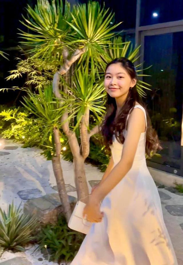 Chọn váy áo và kiểu tóc theo sở thích thay vì quá phụ thuộc xu hướng.