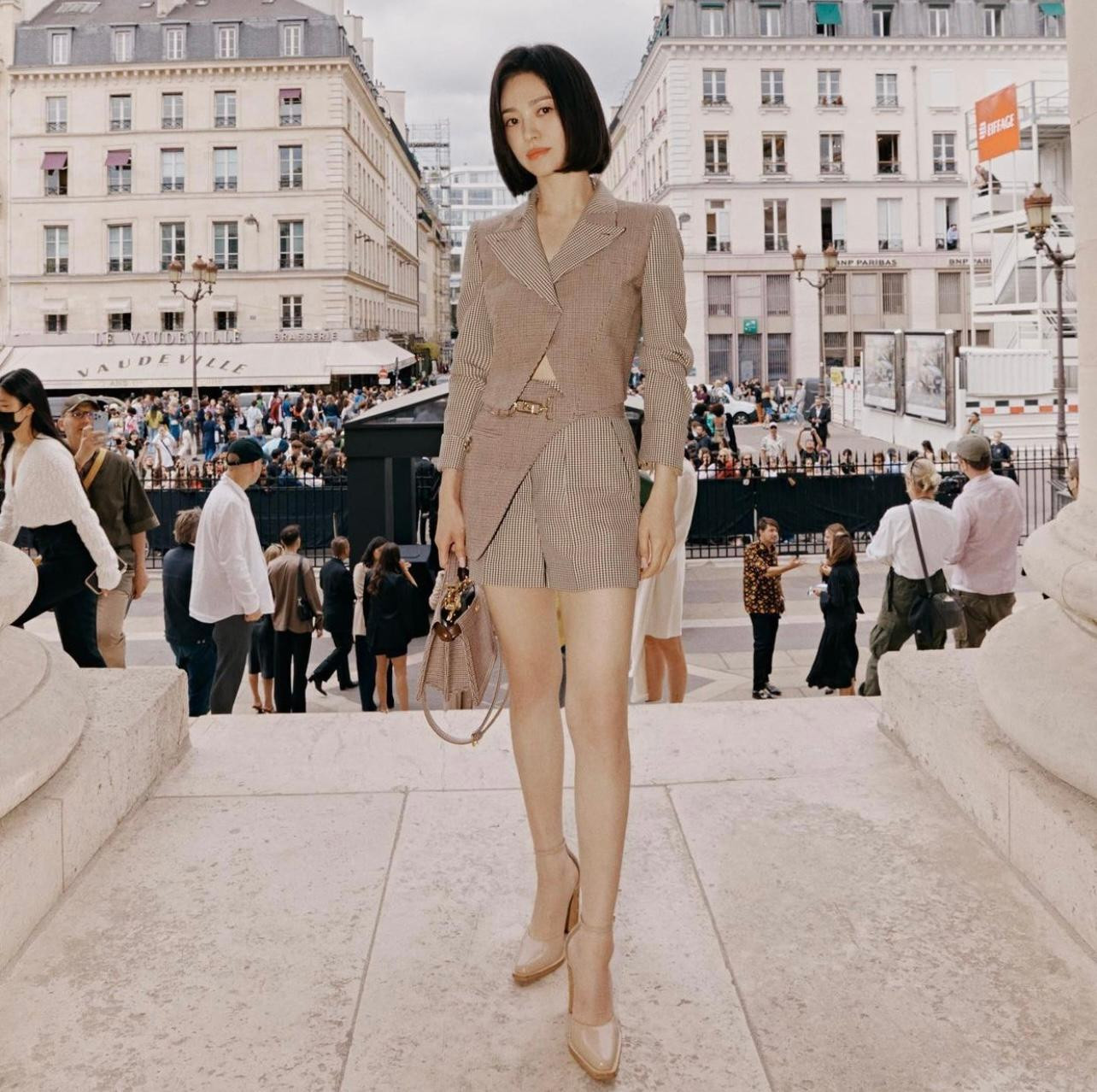 Khi mặc nguyên cây đồ cùng một màu, trông bạn sẽ cao hơn rất nhiều.