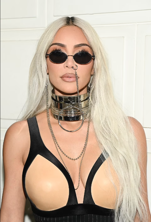 Tạo hình của Kim ở show này rất hoàn hảo với tóc bạch kim, son nude và phụ kiện quá nổi bật.