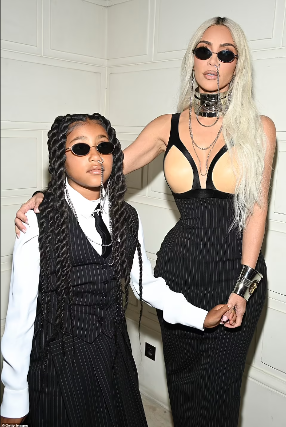 Hai mẹ con khiến dân tình há hốc mồm vì outfit quá chất.