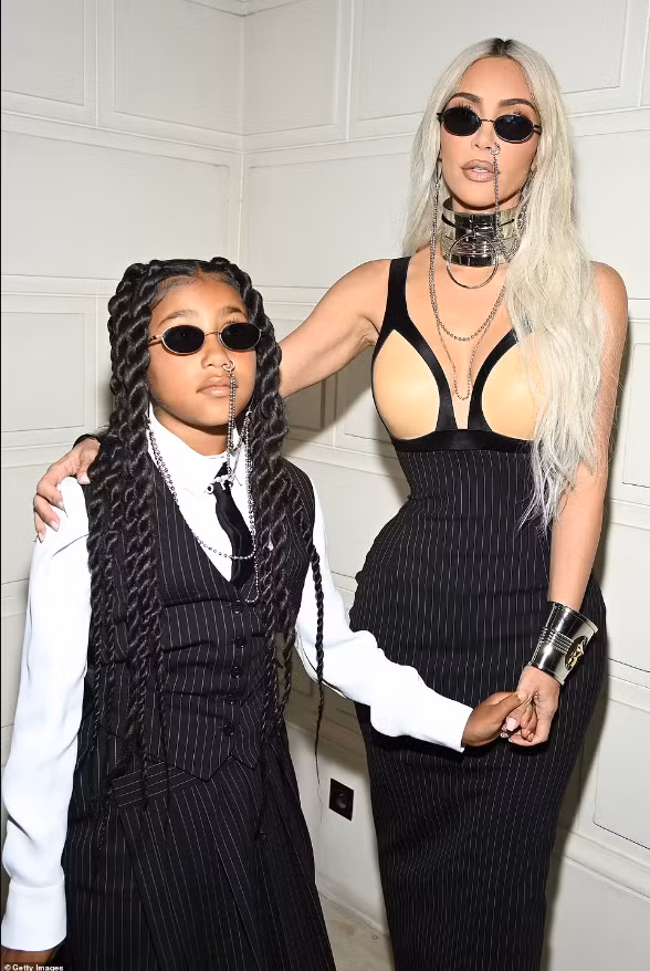 Hai mẹ con khiến dân tình há hốc mồm vì outfit quá chất.