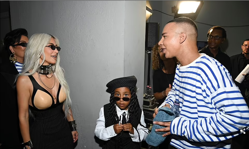 Kim, Kris và North ghé qua thăm giám đốc sáng tạo nhà Balmain, Olivier Rousteing, 36 tuổi.