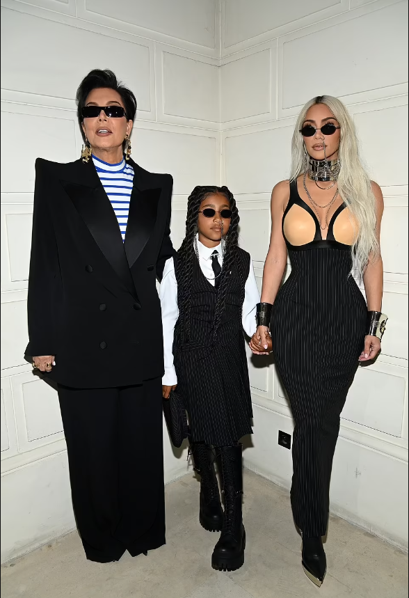 Mẹ của Kim, bà Kris Jenner chính là &quot;momager&quot; nổi tiếng.