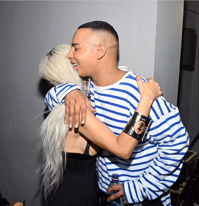 Cả hai ôm chào thân thiết, mối quan hệ của Kim với giới thời trang ngày một lớn mạnh.