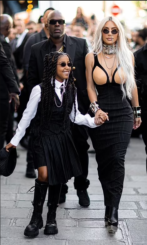 Nhiều fan thời trang bị đốn tim bởi bộ váy của North West.