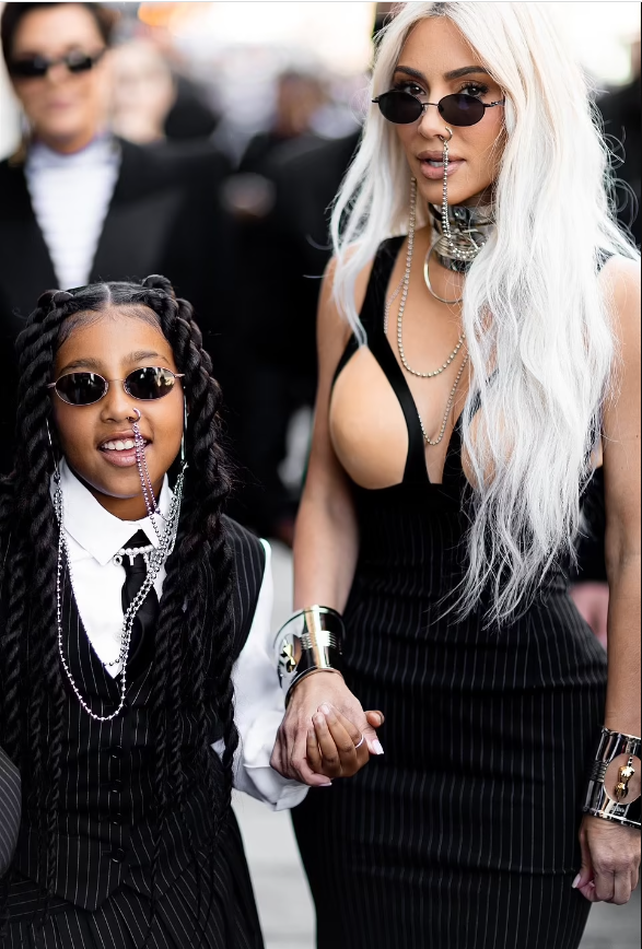 Là con gái đầu lòng của Kim Kardashian và Kanye West, North West được mẹ tiết lộ rằng cô bé rất có năng khiếu nghệ thuật. Không ngạc nhiên khi cô bé sớm bộc lộ phong cách thời trang.